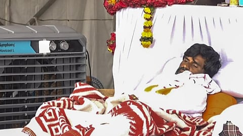 உண்ணாவிரதப் போராட்டத்தை தொடரும் மனோஜ் ஜாரங்கி.