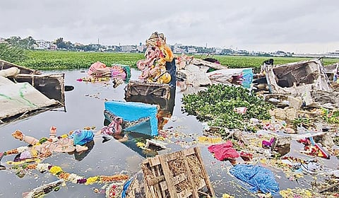 ரசாயன மூலப்பொருட்களால் தயார் செய்யப்பட்டு ஓசூர் சந்திராம்பிகை ஏரியில் விசர்ஜனம் செய்யப்பட்ட சிலைகள் நீரில் கரையாமல் குப்பை மேடாக மாறியுள்ளது.