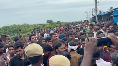 மீஞ்சூர் அருகே வட மாநில தொழிலாளர்கள் போராட்டத்தில் போலீஸ் மீது கல்வீச்சு: 50-க்கும் மேற்பட்டோர் கைது