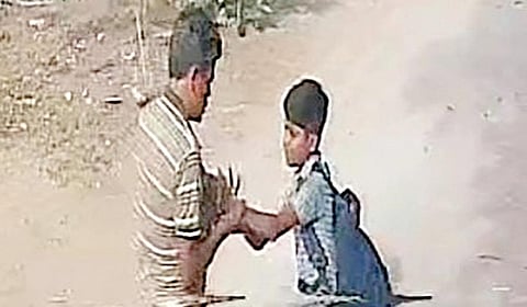 பழநியில் சிறுவனை கையை பிடித்து இழுத்த வடமாநிலத்தை சேர்ந்தவர்.