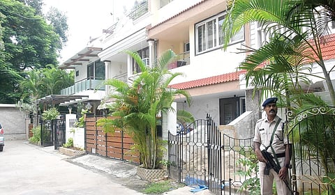 சென்னை புரசைவாக்கம் பிளவர்ஸ் சாலையில் உள்ள வீட்டில் அமலாக்கத் துறையினர் நேற்று சோதனை செய்தனர்.