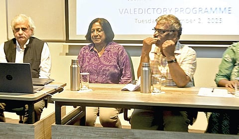 ஆசிய ஊடகவியல் கல்லூரியில் நடைபெற்ற இதழியல் பயிற்சி பயிலரங்கில்
(இடமிருந்து) சென்னை சமூக பணிகள் கல்லூரி முதல்வர் எஸ்.ராஜா சாமுவேல், இந்திய ஊரக மக்கள் ஆவணம் அமைப்பின் நிறுவனர் மூத்த பத்திரிகையாளர் பி.சாய்நாத், ஆசிய ஊடகவியல் கல்லூரியின் டீன் நளினி, இணை டீன் மோகன் ராமமூர்த்தி, சமூக நீதி மற்றும் சமத்துவத்துக்கான மையத்தின் திட்ட ஒருங்கிணைப்பாளர் பி.சுசீந்திரா. | படம். ம.பிரபு |