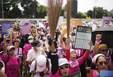 பற்றி எரியும் இந்தோனேசியா... ‘பிங்க்’ உடையில் போராட்டக் களத்தில் குதித்த பெண்கள் - பின்னணி என்ன?