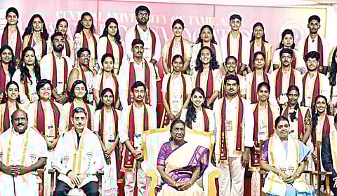 தமிழ்நாடு மத்திய பல்கலைக்கழகத்தின் 10-வது பட்டமளிப்பு விழாவில் தங்கப்பதக்கம் பெற்ற மாணவ, மாணவிகளுடன் குழு புகைப்படம் எடுத்துக் கொண்ட குடியரசுத் தலைவர் திரவுபதி முர்மு. உடன், ஆளுநர்
ஆர்.என்.ரவி. புதுச்சேரி துணைநிலை ஆளுநர் கைலாஷ்நாதன், தமிழக அமைச்சர்கள் கோவி.செழியன், கீதா ஜீவன் உள்ளிட்டோர்.