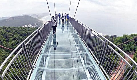 விசாகப்பட்டினத்தில் விரைவில் திறப்பு விழா காண உள்ள கண்ணாடி மேம்பாலம்.