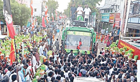 மதுரை மாவட்டம் வாடிப்பட்டியில் நேற்று பொதுமக்களிடையே பிரச்சாரம் மேற்கொண்ட அதிமுக பொதுச் செயலாளர் பழனிசாமி.