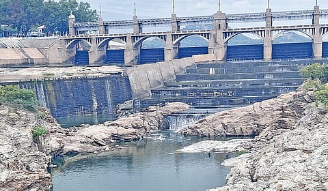 மேட்டூர் அணையின் 16 கண் மதகுகள் வழியாக உபரிநீர் வெளியேற்றப்
படுவது நிறுத்தப்பட்டுள்ள நிலையில், நீரில் மூழ்கியிருந்த பாறைகள் வெளியே தெரியத் தொடங்கியுள்ளன.