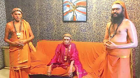 தனது சாதிக்காரரை இளைய ஆதீனமாக்குவதற்காக என்னை புறக்கணிக்கிறார்! - மதுரை ஆதீனத்துக்கு எதிராக விஸ்வலிங்க தம்பிரான் வில்லங்க புகார்