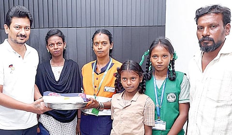 தூய்மைப் பணியின்போது கண்டெடுத்த தங்கச் சங்கிலியை காவல் நிலையத்தில் ஒப்படைத்த துப்புரவுப் பணியாளர் கிளாராவுக்கு துணை முதல்வர் உதயநிதி ஸ்டாலின் நேற்று புத்தாடை மற்றும் வெகுமதி வழங்கி பாராட்டு தெரிவித்தார். துப்புரவுப் பணியாளர் கிளாராவின் கணவர் ராமச்சந்திரன், குழந்தைகள் சூசைமேரி, சுவாதி, நிக்கிதா ஆகியோர் உடனிருந்தனர்.