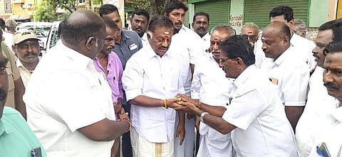 போடி வந்த ஓ.பன்னீர்செல்வத்தை வரவேற்ற தொண்டர்கள்.