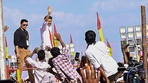 விஜய் மாநாட்டில் தொண்டரை தூக்கி வீசிய வழக்கு: போதிய ஆதாரங்கள் சமர்ப்பிக்க காவல்துறை அறிவுறுத்தல்