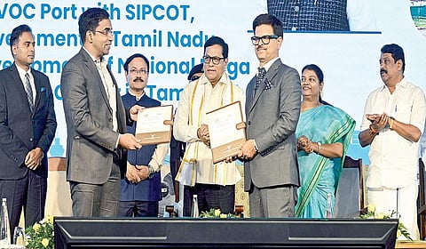 தூத்துக்குடியில் கப்பல் கட்டும் தளம் அமைப்பது தொடர்பான ஒப்பந்தத்தை மத்திய அமைச்சர் சர்பானந்தா சோனோவால் முன்னிலையில் துறைமுக ஆணையத் தலைவர் சுசாந்த குமார் புரோஹித், சிப்காட் மேலாண்மை இயக்குநர் செந்தில் ராஜ் பரிமாறிக் கொண்டனர். | படம்: என்.ராஜேஷ் |