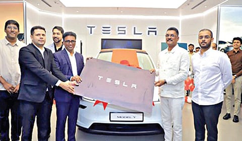 மகாராஷ்டிர அமைச்சர் பிரதாப் சர்நாயக்கிடம் இந்தியாவின் டெஸ்லா ‘ஒய்’ மாடலின் முதல் கார் ஒப்படைப்பு