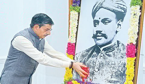 கப்பலோட்டிய தமிழன் வ.உ.சி. பிறந்த நாளையொட்டி, சென்னை ராஜ் பவனில் வைக்கப்பட்டிருந்த அவரது படத்துக்கு ஆளுநர் ஆர்.என்.ரவி மலர்தூவி மரியாதை செலுத்தினார்.