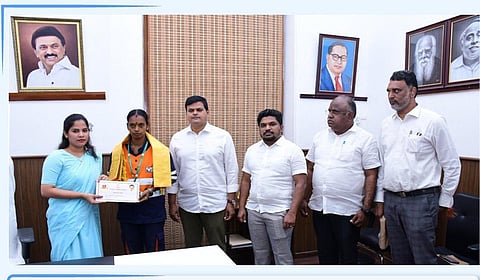 கண்டெடுத்த தங்கச் சங்கிலியை காவல் நிலையத்தில் ஒப்படைத்த தூய்மைப் பணியாளர் கவுரவிப்பு