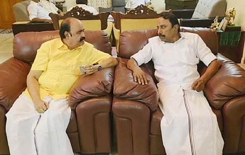 கோபிச்செட்டிபாளையத்தில் உள்ள பண்ணை வீட்டில் அதிமுக முன்னாள் அமைச்சர் கே.ஏ.செங்கோட்டையனை, அதிமுக ஒருங்கிணைப்புக் குழுவைச் சார்ந்த பெங்களூரு புகழேந்தி நேரில் சந்தித்து உரையாடினார்.