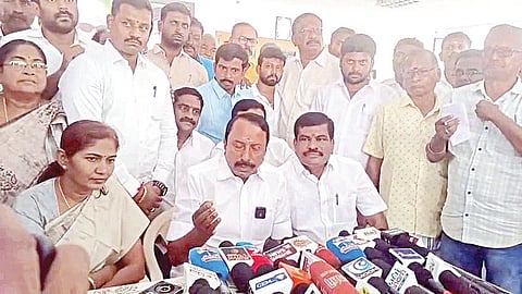 அதிமுக கட்சிப் பதவிகள் பறிக்கப்பட்டதை அடுத்து, கோபிசெட்டிபாளையத்தில் நேற்று செய்தியாளர்களிடம் பேசிய செங்கோட்டையன்.