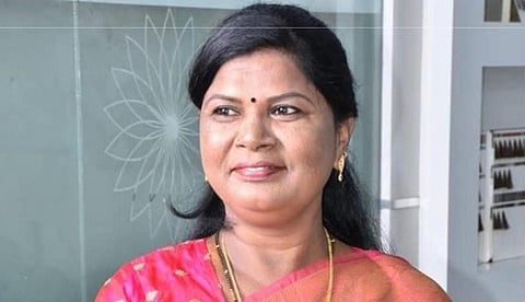 பேருந்தில் நகை திருடிய திருப்பத்தூர் மாவட்ட திமுக பெண் ஊராட்சி மன்ற தலைவர் கைது!