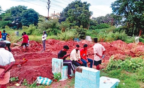 பொள்ளாச்சி மயானத்தில் தயார் நிலையில் இருந்த 20+ புதைகுழிகளை கண்டு மக்கள் அதிர்ச்சி!