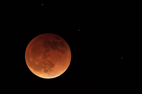 ‘Blood Moon’ இன்று முழு சந்திர கிரகணம்: இந்தியாவில் எந்தெந்த நகரங்களில் பார்க்க முடியும்?