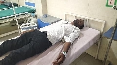 மருத்துவமனையில் அனுமதிக்கப்பட்டுள்ள கண்காணிப்பாளர் விவேக்.