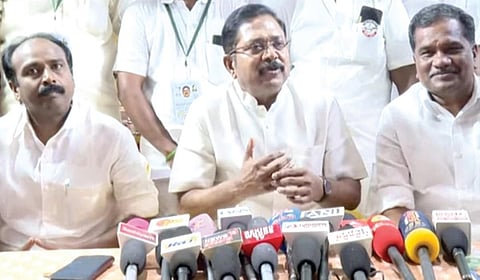 சிவகங்கை மாவட்டம் மானாமதுரையில் செய்தியாளர்களுக்கு பேட்டி அளித்த அமமுக பொதுச் செயலாளர் டிடிவி.தினகரன்.