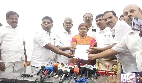 செங்கோட்டையன் மீது எடுக்கப்பட்ட நடவடிக்கையைக் கண்டித்து, கோபி தொகுதியைச் சேர்ந்த அதிமுக நிர்வாகிகள், முன்னாள் எம்.பி. சத்தியபாமாவிடம் நேற்று ராஜினாமா கடிதங்களைக் கொடுத்தனர்.