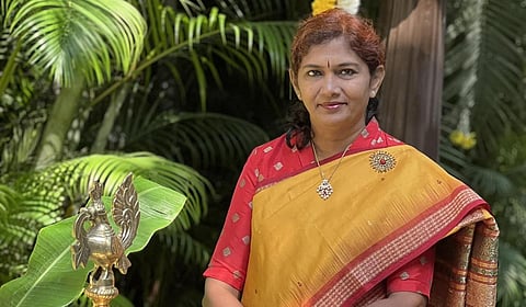 செங்கோட்டையனின் ஆதரவாளர் சத்தியபாமாவின் கட்சி பதவி பறிப்பு - பின்னணி என்ன?