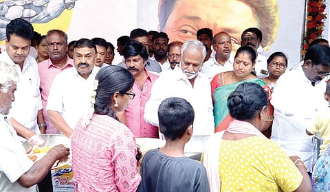 முதல்வரின் பிறந்தநாளையொட்டி நடைபெற்று வரும் ‘அன்னம் தரும் அமுதக்கரங்கள்’ திட்டத்தின் 200-வது நாளான நேற்று சென்னை கொளத்தூர் பகுதியில் அமைச்சர் ஆர்.எஸ்.ரஜகண்ணப்பன்
பொதுமக்களுக்கு உணவளித்தார். உடன் அமைச்சர் பி.கே.சேகர்பாபு, கலாநிதி வீராசாமி எம்.பி.உள்ளிட்டோர்.