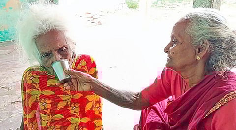 100 வயது தாயாரை பராமரிக்கும் 80 வயது மகள்: சிவகங்கை குக்கிராமத்தில் நெகிழ்ச்சி