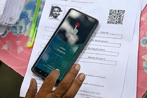 பிஹாரில் நடைபெற்ற சிறப்பு தீவிர திருத்தத்தில் ஆவணங்களை சரிபார்க்கும் பணி.