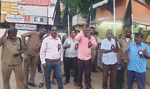 சென்னையில் போக்குவரத்து தொழிலாளர்கள் கருப்புக் கொடி ஆர்ப்பாட்டம்