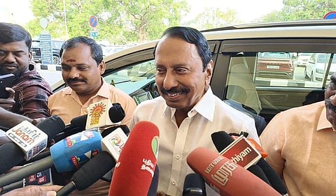 கோவை விமான நிலையத்தில் செய்தியாளர்களிடம் பேசிய அதிமுக முன்னாள் அமைச்சர் கே.ஏ.செங்கோட்டையன்.