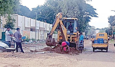 செங்கல்பட்டு நகராட்சியில் எச்சரிக்கை பலகை இல்லாமல் நடைபெறும் பாதாள சாக்கடை திட்ட பணி.