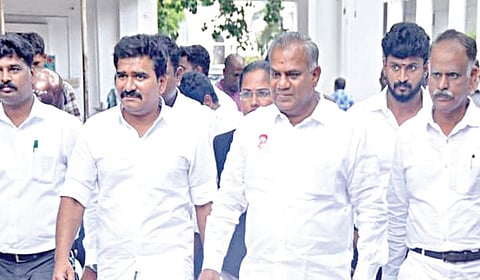 விஜய் சுற்றுப்பயணத்துக்கு அனுமதி கேட்டு டிஜிபியிடம் மனு அளிக்க வந்த தவெக பொதுச் செயலாளர் ஆனந்த் உள்ளிட்டோர். | படம்: எல்.சீனிவாசன் |