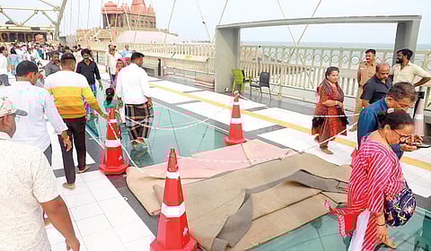 குமரி பாலம்: கண்ணாடி இருக்குமிடத்தில் சுத்தியலுக்கு என்ன வேலை?