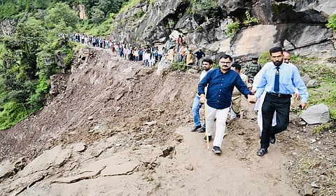 நிலம் உள்வாங்கியதில் காஷ்மீரில் 50 கட்டிடங்கள் சேதம்