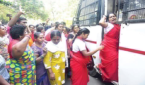 பணி நிரந்தரம் உள்ளிட்ட கோரிக்கைகளை வலியுறுத்தி, உண்ணாவிரத போராட்டத்தில் ஈடுபட்ட தூய்மைப் பணியாளர்களை போலீஸார் நேற்று கைது செய்தனர்.