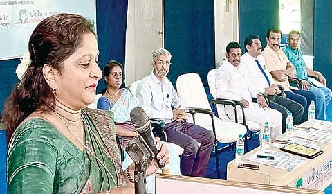 எஸ்.எஸ்.எல்.எஃப் கல்வி அறக்கட்டளை மற்றும் ‘இந்து தமிழ் திசை’ நாளிதழ் இணைந்து ‘வாசிப்பை நேசிப்போம்; வாசிப்பின் வழியே புதிய உலகைக் காண்போம்’ என்ற கருப்பொருளுடன் புத்தக வாசிப்பு பழக்கத்தை மாணவரிடம் கொண்டு செல்லும் நிகழ்ச்சி செங்கல்பட்டில் உள்ள வித்யாசாகர் மகளிர் கல்லூரியில் நேற்று நடைபெற்றது. இதில் செங்கல்பட்டு சார் ஆட்சியர் மாலதி ஹெலன், புத்தக வாசிப்பு குறித்து மாணவர்களிடையே உரையாற்றினார். அருகில் வித்யாசாகர் கல்வி குழும தாளாளர் விகாஸ் சுரானா, எஸ்.எஸ்.எல்.எஃப். கல்வி அறக்கட்டளை நிறுவனர் முனைவர் ஜி.சக்திவேல், கல்வியாளர் மற்றும் எழுத்தாளர் பேராசிரியர் ஏ.முகமது அப்துல்காதர், கல்லூரி முதல்வர் முனைவர் ஆர்.அருணாதேவி உள்ளிட்டோர் உள்ளனர். | படங்கள்: எம்.முத்துகணேஷ் |