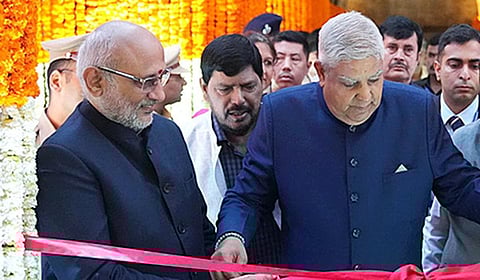 குடியரசு துணைத் தலைவராக தேர்வாகி உள்ள சி.பி.ராதாகிருஷ்ணன், முன்னாள் குடியரசு துணைத் தலைவர் ஜெகதீப் தன்கர்