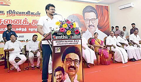 மறைமலை நகரில் நடந்த திமுக கூட்டத்தில் பேசும் உதயநிதி ஸ்டாலின்.