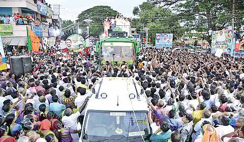 ஆனைமலையில் நேற்று நடந்த பிரச்சாரக் கூட்டத்தில் பேசிய அதிமுக பொதுச்செயலாளர் பழனிசாமி. அருகில் முன்னாள் அமைச்சர்
எஸ்.பி.வேலுமணி.