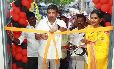 மாநகராட்சி 21-வது வார்டில் புதிதாக கட்டிய சமுதாயக்கூடத்தை திறந்து வைத்த அமைச்சர் பழனிவேல் தியாகராஜன். அருகில் ஆணையர் சித்ரா.