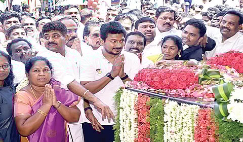 தியாகி இமானுவேல் சேகரனின் 68-வது நினைவு தினத்தையொட்டி ராமநாதபுரம் மாவட்டம் பரமக்குடியில் உள்ள அவரது நினைவிடத்தில் திமுக சார்பில் துணை முதல்வர் உதயநிதி ஸ்டாலின் மற்றும் அமைச்சர்கள், பாஜக சார்பில் மாநிலத் தலைவர் நயினார் நாகேந்திரன், காங்கிரஸ் சார்பில் மாநிலத் தலைவர் செல்வப்பெருந்தகை மற்றும் முன்னாள் மத்திய அமைச்சர் திருநாவுக்கரசர் உள்ளிட்டோர் மரியாதை செலுத்தினர். | படங்கள்: எல்.பாலச்சந்தர் |