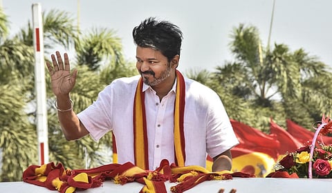 விஜய் திருச்சியில் இன்று பிரச்சாரம்: எம்ஜிஆர், அண்ணா படத்துடன் பிரச்சார பேருந்து