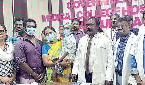 விருதுநகர் அரசு மருத்துவமனையில் மூளைக் காய்ச்சலால் பாதிக்கப்பட்டு அறுவை சிகிச்சை செய்து குணமடைந்த சிறுவனுடன் டீன் ஜெயசிங் தலைமையிலான மருத்துவக் குழுவினர்.