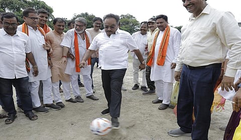 தேர்தலுக்காக வாக்காளர்களைக் கவர கால்பந்து போட்டி நடத்தும் திரிணமூல், பாஜக