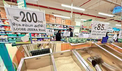 திருச்சியில் பல்பொருள் அங்காடியில் வைக்கப்பட்டுள்ள சீரக சம்பா அரிசி விலைப் பட்டியல். | படம்: ர.செல்வமுத்துகுமார் |