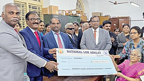 தேசிய லோக் - அதாலத் மூலம் ரூ.719 கோடி இழப்பீடு: ஒரே நாளில் 90,892 நிலுவை வழக்குகளுக்கு தீர்வு