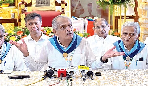 பகவான் சத்ய சாய் பாபாவின் நூற்றாண்டு விழா தொடர்பான தகவல்களை சத்ய சாய் சேவா அமைப்பின் தேசியத் தலைவர் நிமிஷ் பாண்டியா சென்னையில் நிருபர்களிடம் விளக்குகிறார். சத்ய சாய்சேவா அமைப்பின் ஒருங்கிணைப்பாளர் கோட்டீஸ்வர ராவ், தென்மண்டல பொறுப்பாளர் முகுந்தன், தமிழக தலைவர் சந்திரசேகரன் உள்ளிட்டோர் உடனிருந்தனர். படம்: எஸ்.சத்தியசீலன்